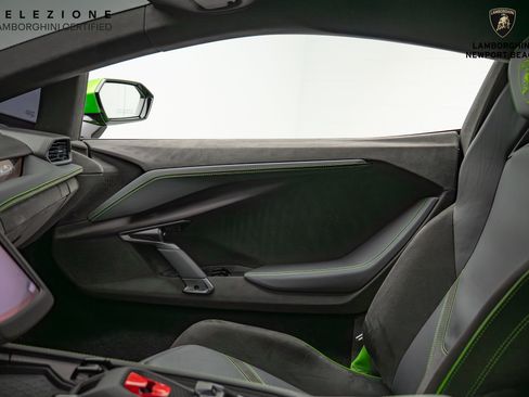 Used 2024 Lamborghini Revuelto image 37