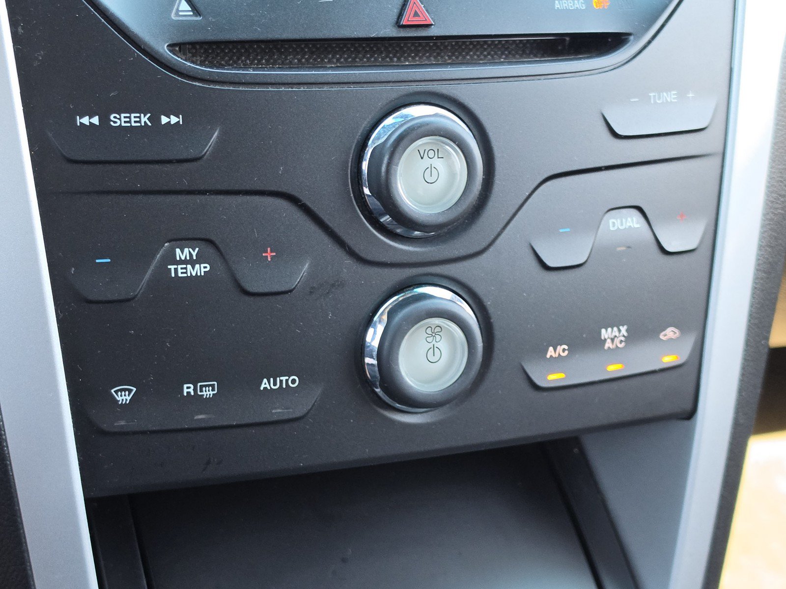 Used 2015 Ford Explorer XLT w/ Equipment Group 202B FWD image 24