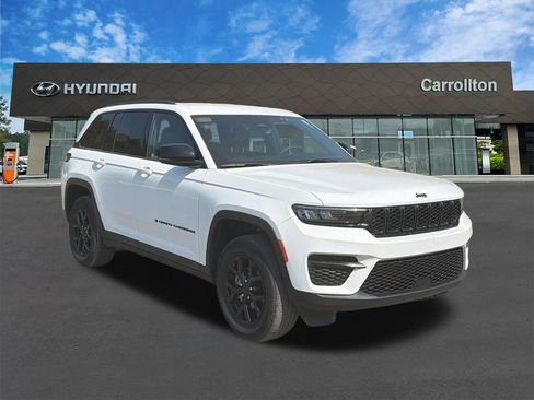 Used 2025 Jeep Grand Cherokee Altitude AWD/4WD image 3