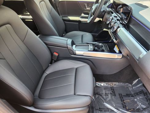 New 2025 Mercedes-Benz GLB 250 4MATIC image 13