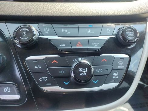 Used 2024 Chrysler Pacifica Touring-L image 38