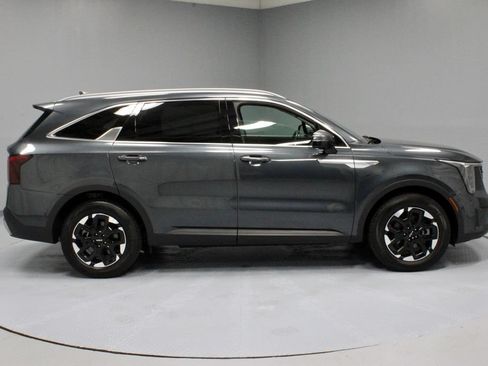 Used 2024 Kia Sorento S FWD image 13
