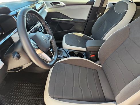 Used 2025 Volkswagen Taos SE image 4