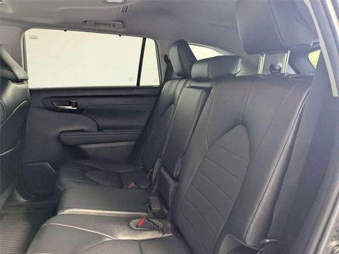 Used 2022 Toyota Highlander XLE FWD image 37