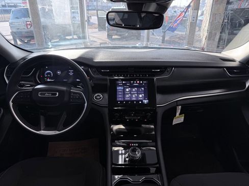 Used 2023 Jeep Grand Cherokee Laredo w/ Luxury Tech Group I image 40