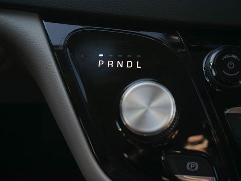 Used 2024 Chrysler Pacifica Touring-L image 19