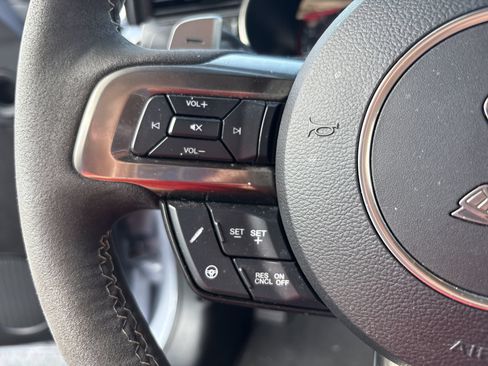 Used 2022 Ford Mustang Shelby GT500 w/ Technology Package RWD image 19