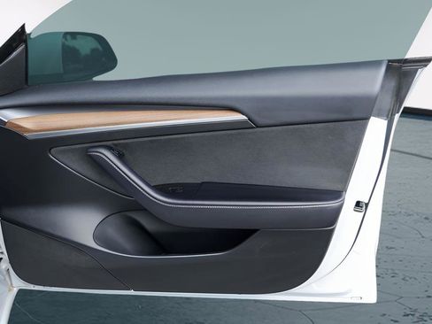 Used 2023 Tesla Model 3 Standard Range image 31