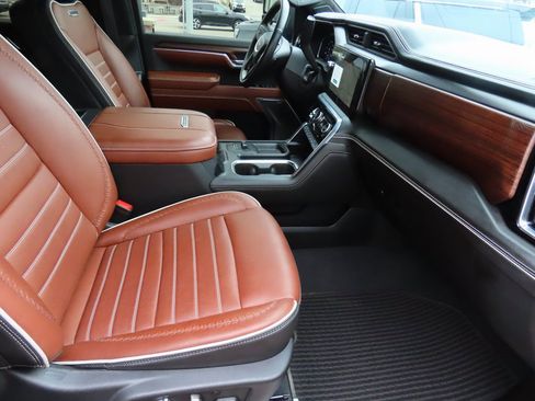 Used 2024 GMC Sierra 2500 Denali Ultimate image 11