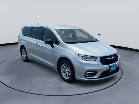 Used 2024 Chrysler Pacifica Touring-L FWD image 9