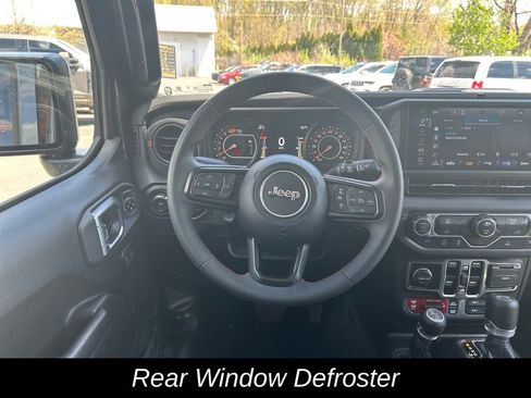 Used 2025 Jeep Wrangler Unlimited Rubicon AWD/4WD image 17