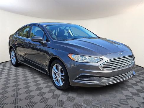 Used 2018 Ford Fusion SE w/ Fusion SE Technology Package image 3