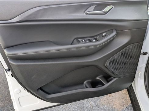 New 2025 Jeep Grand Cherokee Altitude image 9