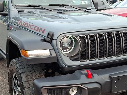Used 2025 Jeep Wrangler Unlimited Rubicon AWD/4WD image 9