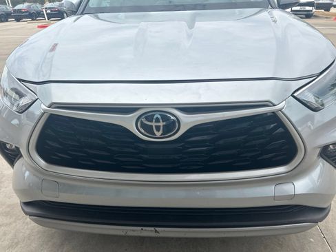 Used 2024 Toyota Highlander LE FWD image 2