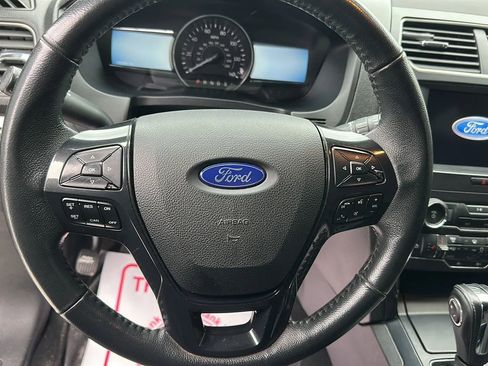 Used 2018 Ford Explorer XLT image 18