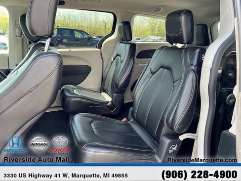 Used 2023 Chrysler Pacifica Touring-L FWD image 24