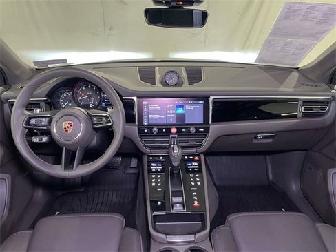 Used 2025 Porsche Macan image 25
