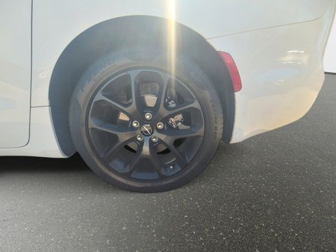 Used 2023 Chrysler Pacifica Touring-L w/ S Appearance Package image 8