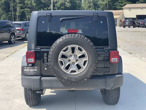 Used 2015 Jeep Wrangler Unlimited Rubicon w/ Connectivity Group AWD/4WD image 6