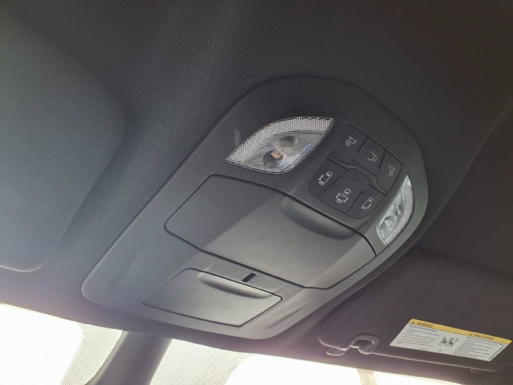 Used 2025 Chrysler Pacifica Select FWD image 9