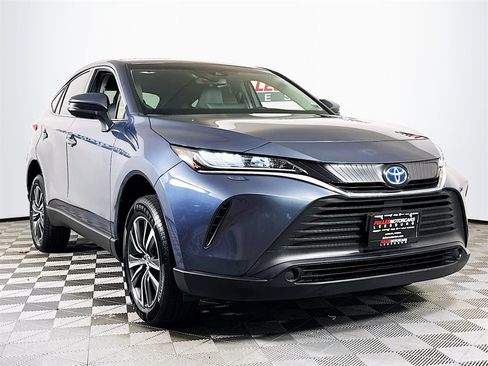 Used 2022 Toyota Venza LE image 1