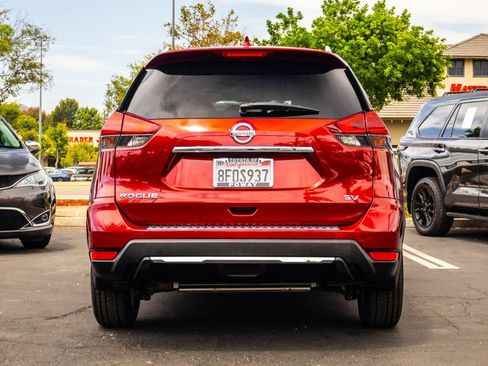 Used 2018 Nissan Rogue SV w/ Premium Package FWD image 11