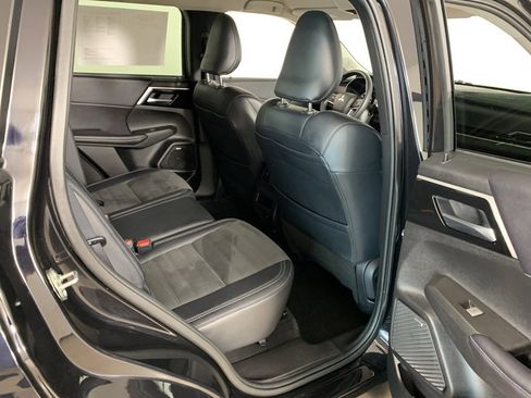 Used 2025 Mitsubishi Outlander SE image 36