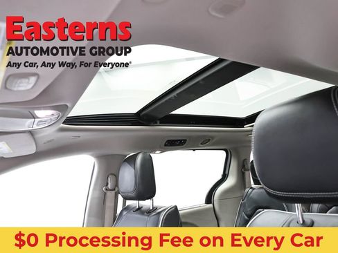 Used 2023 Chrysler Pacifica Limited FWD image 36