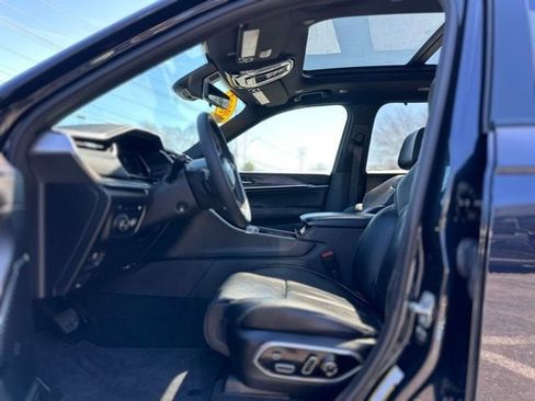Used 2023 Jeep Grand Cherokee Overland w/ Luxury Tech Group IV AWD/4WD image 11