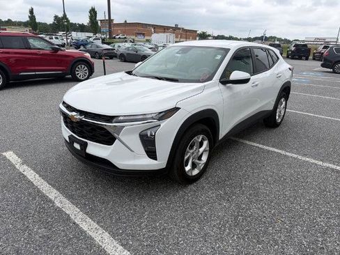 Used 2025 Chevrolet Trax LS w/ LS Convenience Package FWD image 4