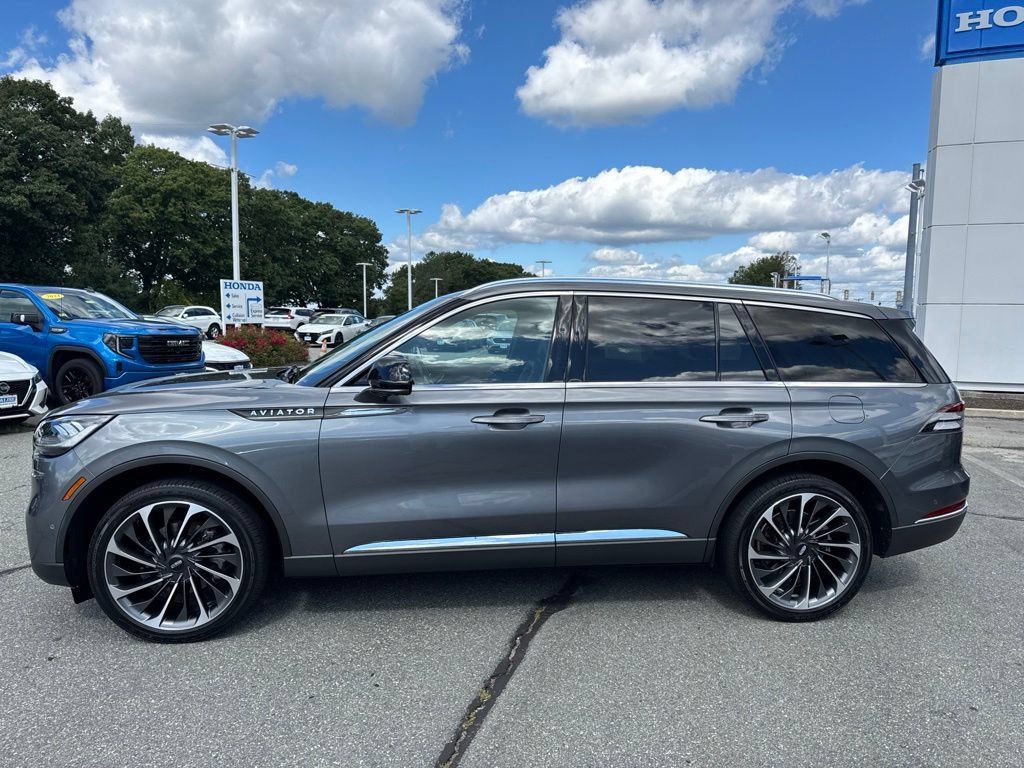 Used 2023 Lincoln Aviator Reserve w/ Equipment Group 201A AWD/4WD image 2