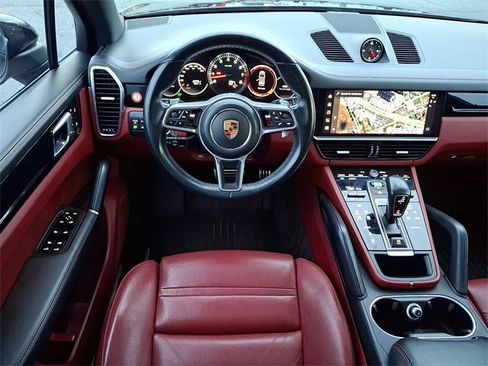 Used 2022 Porsche Cayenne S image 11