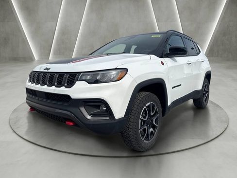 Used 2025 Jeep Compass Trailhawk AWD/4WD image 3