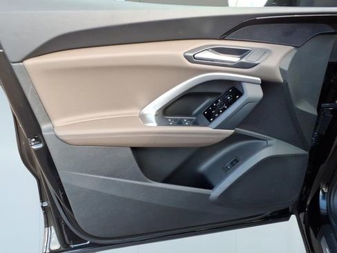 Used 2025 Audi Q5 Premium w/ Convenience Package image 12