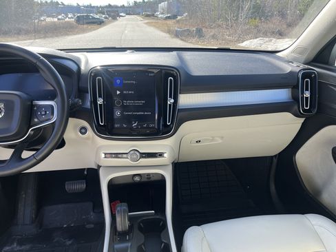 Used 2019 Volvo XC40 T5 Momentum image 3