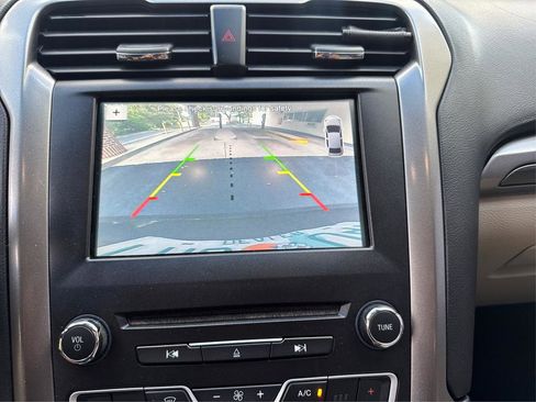 Used 2017 Ford Fusion SE w/ Fusion SE Technology Package image 39