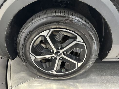 Used 2024 Kia Niro LX FWD image 9