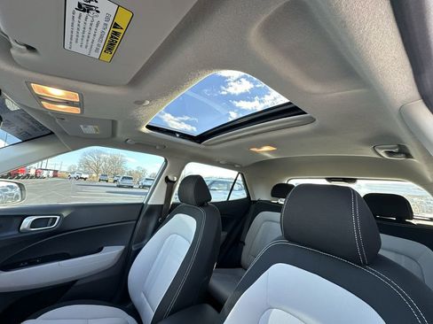 Used 2024 Hyundai Venue SEL image 21