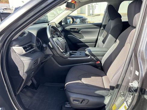 Used 2023 Toyota Highlander LE FWD image 18