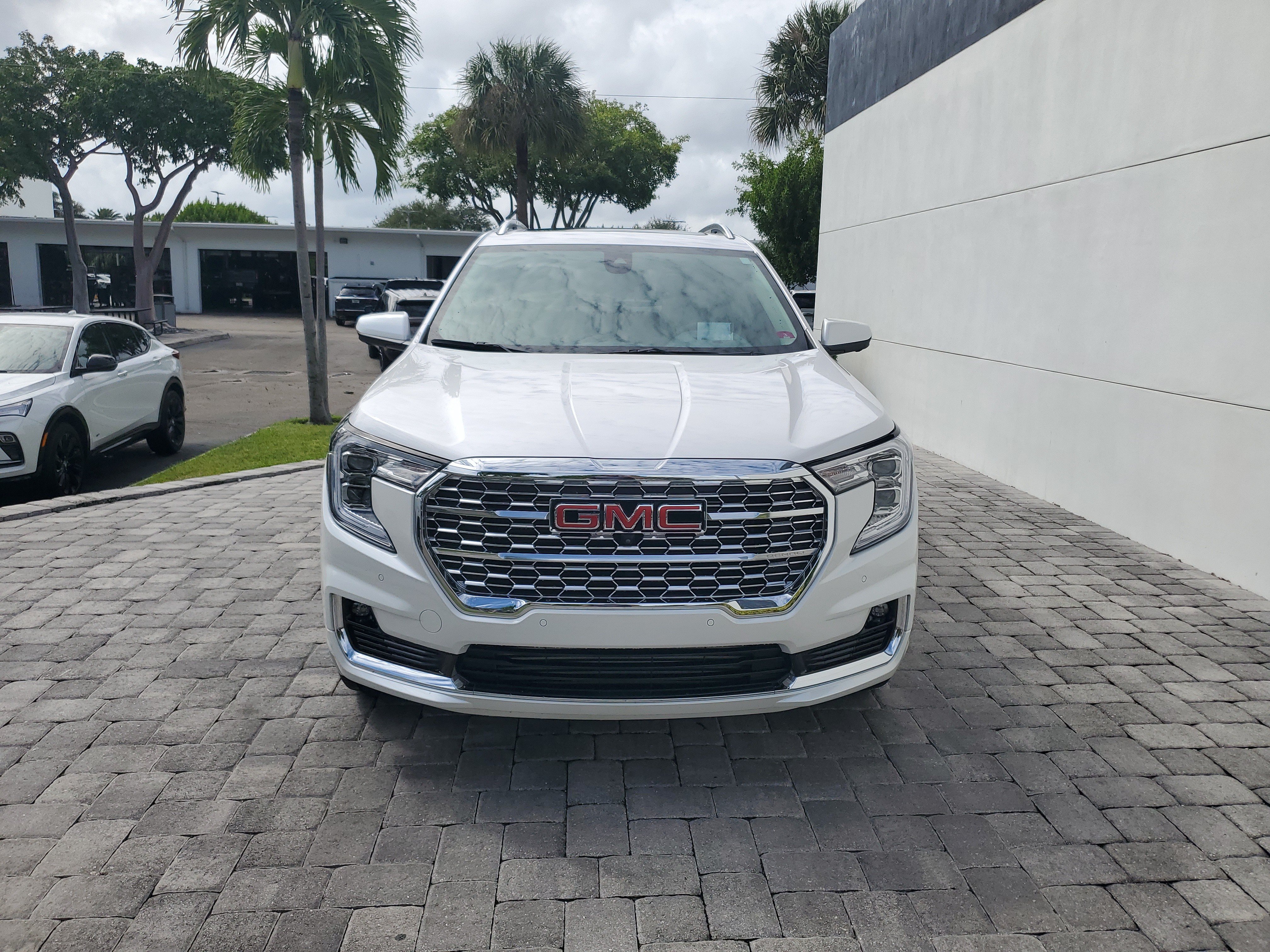 Used 2024 GMC Terrain Denali w/ Denali Premium Package AWD/4WD image 2