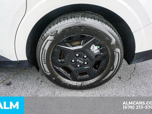 Used 2025 Kia Carnival FWD image 16