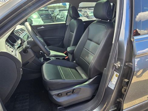 Used 2021 Volkswagen Tiguan SE w/ Panoramic Sunroof Package image 12