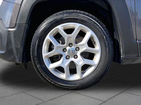 Used 2018 Jeep Renegade Latitude FWD image 10