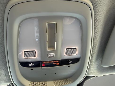 Used 2023 Volvo XC40 B5 Plus image 27