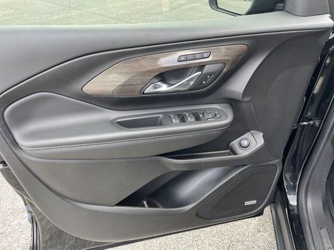 Used 2024 GMC Terrain Denali w/ Black Diamond Edition image 9