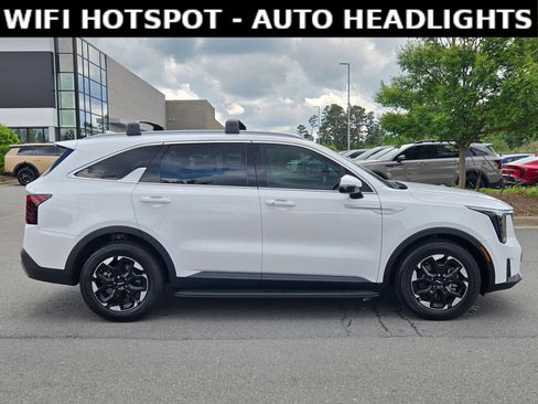 Used 2025 Kia Sorento S w/ Panoramic Sunroof Package FWD image 8