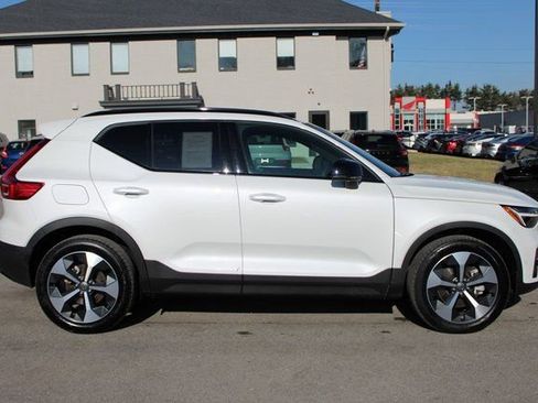 Used 2025 Volvo XC40 B5 Plus image 6