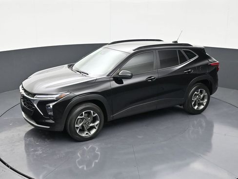 Used 2024 Chevrolet Trax LT FWD image 12