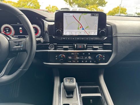 Used 2023 Nissan Pathfinder Platinum image 17